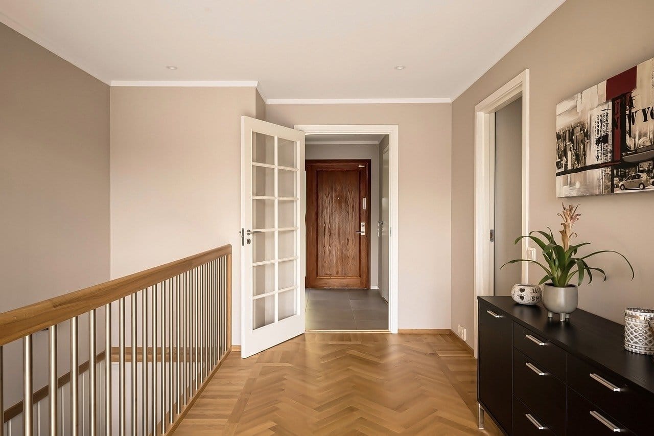 DIY: dekoracyjny stolik z żywicy epoksydowej