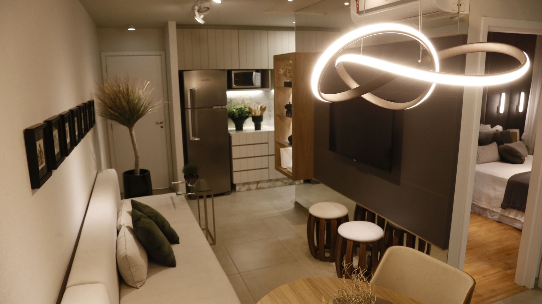 Nowoczesny, luksusowy salon z eleganckim oświetleniem i dekoracjami