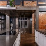 Przestronna kuchnia loftowa z nowoczesnymi meblami w apartamencie
