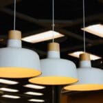 Stylowe lampy wiszące we wnętrzu nocą, tworzące ciepły klimat