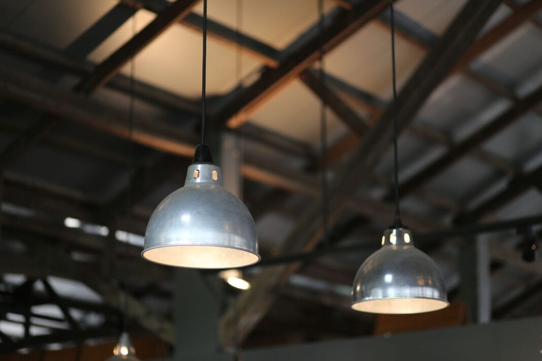Zbliżenie industrialnych lamp wiszących w magazynowym wnętrzu