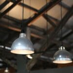 Zbliżenie industrialnych lamp wiszących w magazynowym wnętrzu