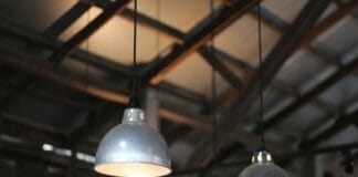 Zbliżenie industrialnych lamp wiszących w magazynowym wnętrzu