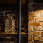 Industrialny kącik kawowy w małym mieszkaniu: jak zaaranżować barek i stolik na 2 m²?