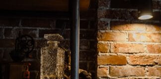 Industrialny kącik kawowy w małym mieszkaniu: jak zaaranżować barek i stolik na 2 m²?