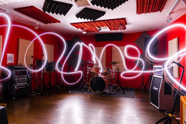 Studio muzyczne z perkusją i artystycz