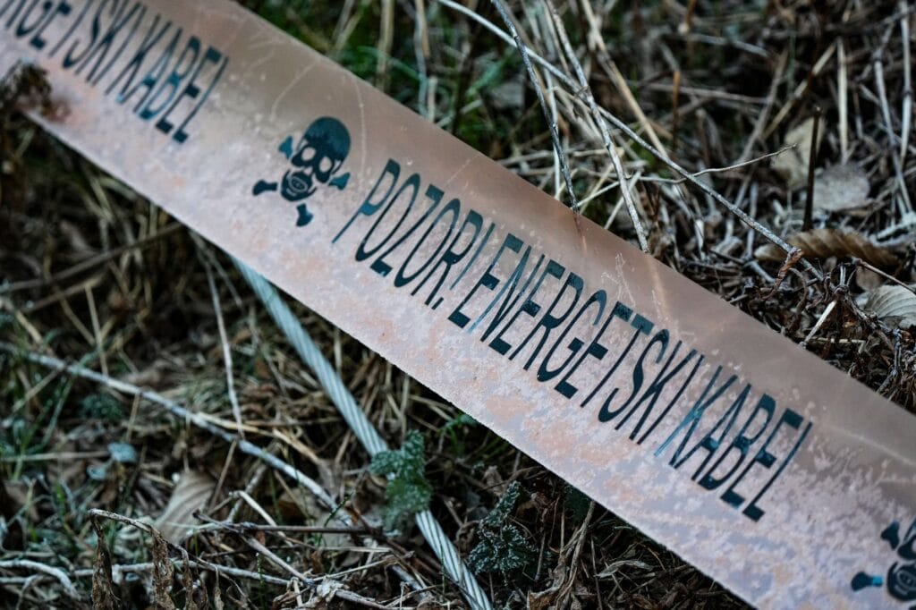 Renowacja starej lampy wiszącej z mosiądzu: czym czyścić i jak wymienić kabel?