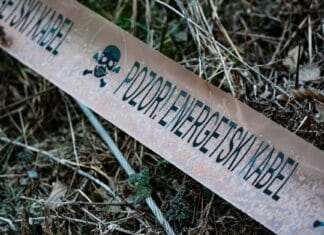 Renowacja starej lampy wiszącej z mosiądzu: czym czyścić i jak wymienić kabel?