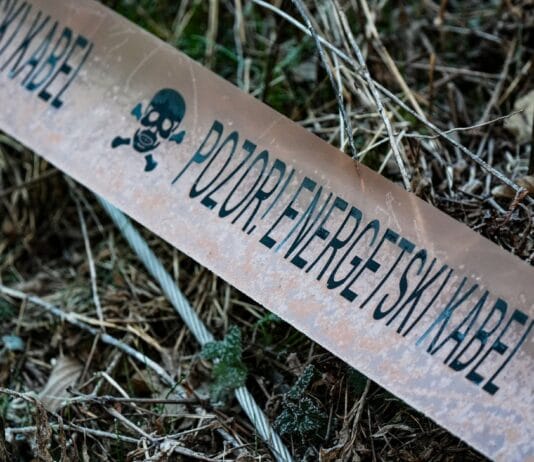 Renowacja starej lampy wiszącej z mosiądzu: czym czyścić i jak wymienić kabel? Renowacja starej lampy wiszącej z mosiądzu: czym czyścić i jak wymienić kabel?