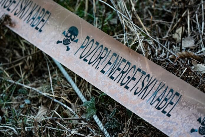 Renowacja starej lampy wiszącej z mosiądzu: czym czyścić i jak wymienić kabel? Renowacja starej lampy wiszącej z mosiądzu: czym czyścić i jak wymienić kabel?
