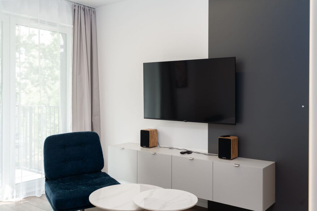 Ukrywanie kabli od telewizora na ścianie bez kucia tynku – 4 estetyczne maskownice i tunele DIY