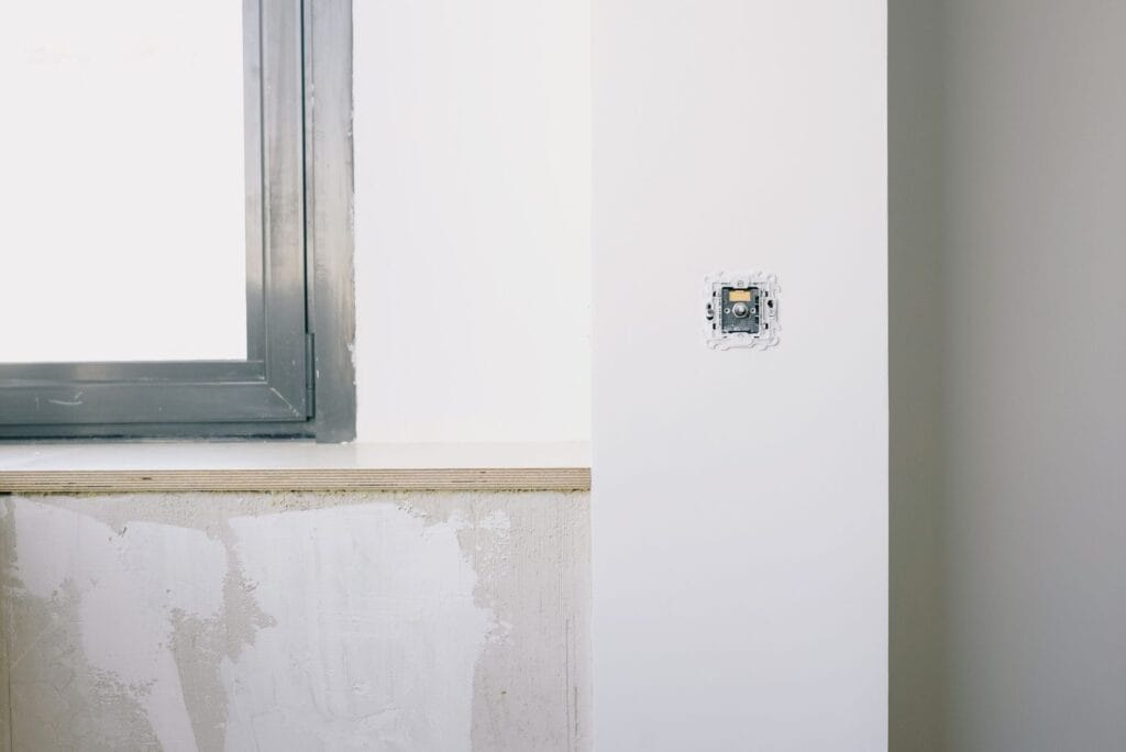 Ukrywanie kabli od telewizora na ścianie bez kucia tynku – 4 estetyczne maskownice i tunele DIY