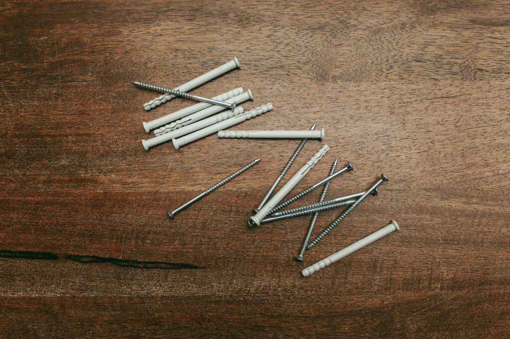 Lustro industrialne ze szprosami DIY – jak zrobić modne lustro loftowe z drewnianych listewek?